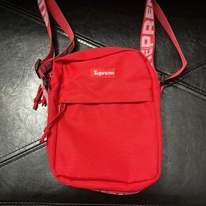 SUPREME SHOULDER BAG BRAND NEW